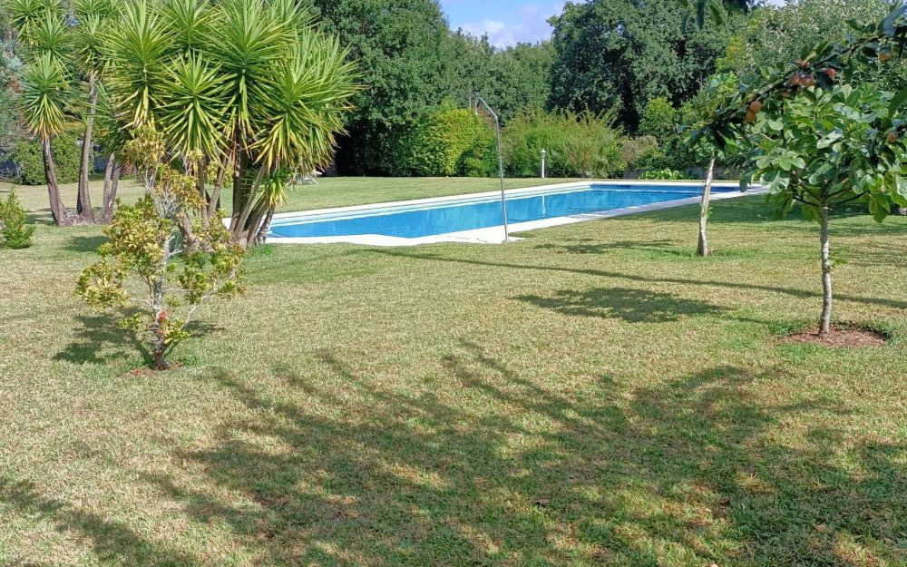 Parcela cerrada de 1400 m² con piscina