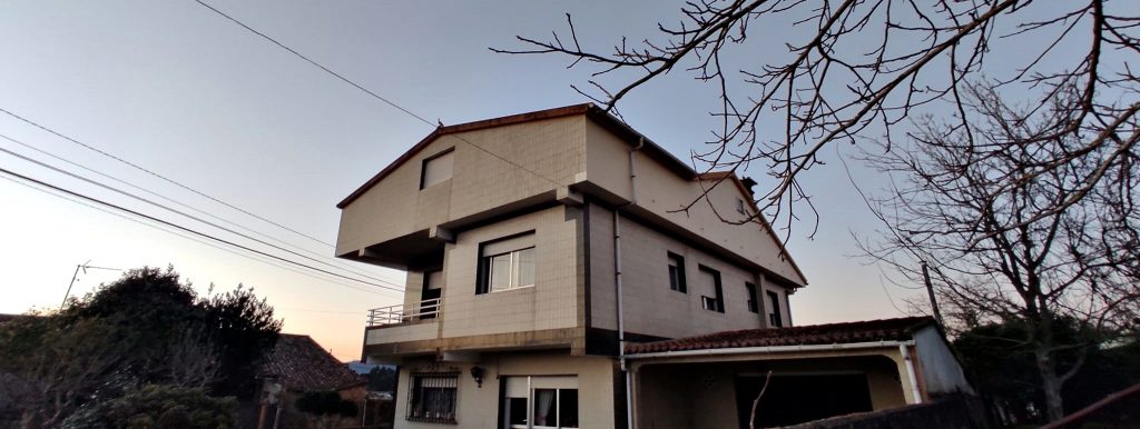 Casa de 310 m² en Tomiño, dispone de dos viviendas independientes