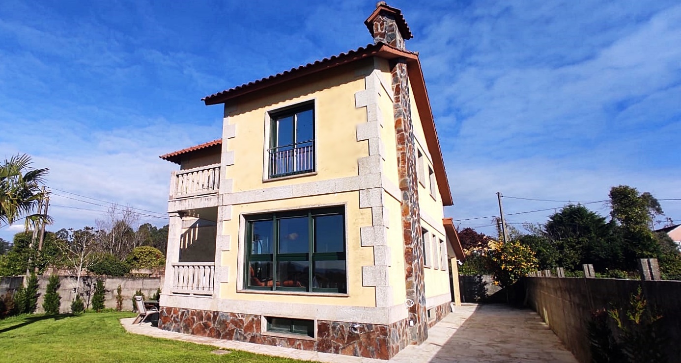 Vivienda Unifamiliar en Venta en Tomiño – Espacio y Comodidad a un Paso del Centro